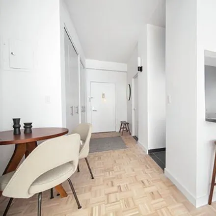 Image 3 - 200 East 87th Street, New York, NY 10028, USA - Apartment for rent