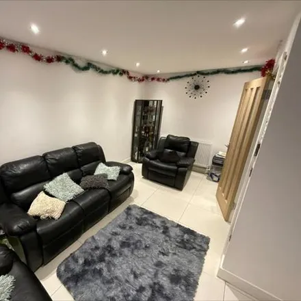 Image 4 - Dorothy Evans Close, London, DA7 6AJ, United Kingdom - House for sale