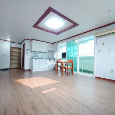 Rent this studio apartment on 서울특별시 강남구 역삼동 725-36