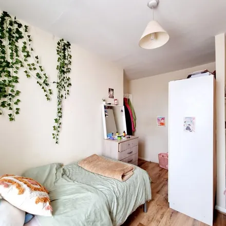 Rent this 3 bed apartment on Brantwood Road in High Road, London