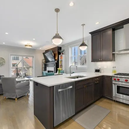 Image 2 - 1234 West Diversey Parkway, Chicago, IL 60657, USA - Condo for sale