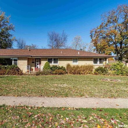 Buy this 4 bed house on 1011 Monroe Street in Pekin, IL 61554