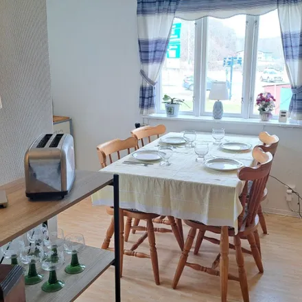 Rent this 4 bed apartment on Lindomevägen 64 in 427 39 Kungsbacka kommun, Sweden