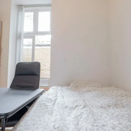 Image 2 - 26 Warbeck Road, London, W12 8NT, United Kingdom - Apartment for rent
