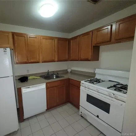 Rent this 2 bed apartment on Horizon Court in New York, NY 10473