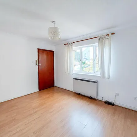 Image 2 - 18 New Road, Runnymede, TW18 3AX, United Kingdom - Room for rent