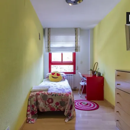Rent this 3 bed room on Instittuo de Educación Secundaria Pradolongo in Calle de Ricardo Beltrán y Rózpide, 28026 Madrid