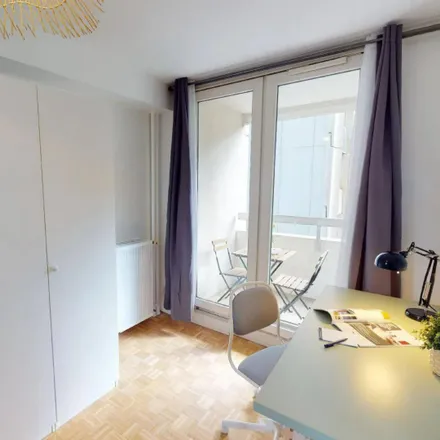 Rent this 4 bed room on 3 Square Henri Regnault in 92400 Courbevoie, France