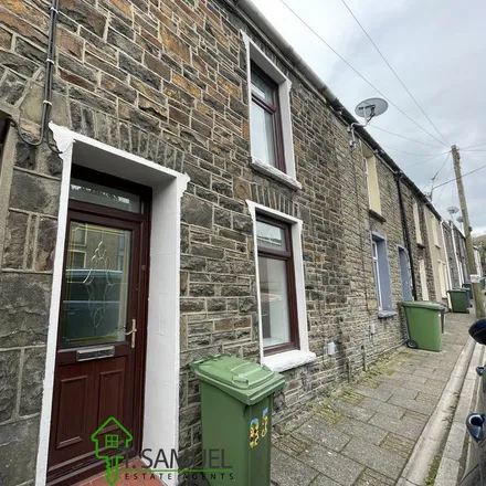 Rent this 2 bed townhouse on Llanwonno Road in Mountain Ash, CF45 3LT