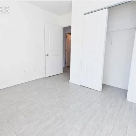 Image 2 - 27-59 Crescent Street, New York, NY 11102, USA - House for rent