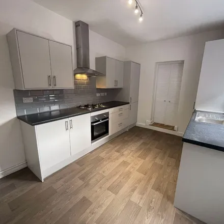 Image 3 - Queen Street, Mossley, OL5 9AJ, United Kingdom - Apartment for rent