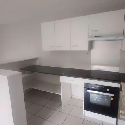 Rent this 2 bed apartment on 3 a Place Rivierre-Casalis in 45400 Fleury-les-Aubrais, France