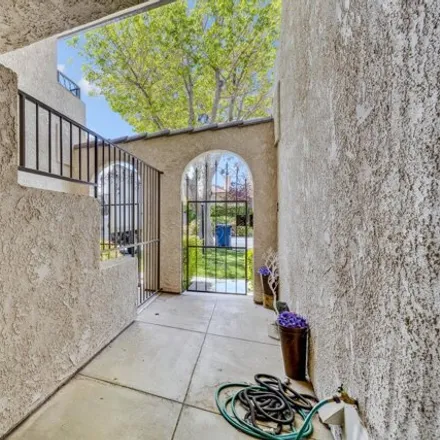 Image 2 - 239 Eagle Ln, Palmdale, California, 93551 - Townhouse for sale