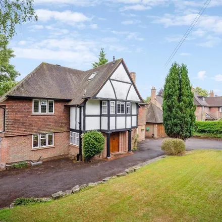 Rent this 6 bed house on Amersham Hill in High Wycombe, HP13 6NU