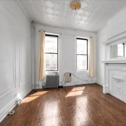 Image 3 - 1881 Putnam Avenue, New York, NY 11385, USA - Townhouse for sale