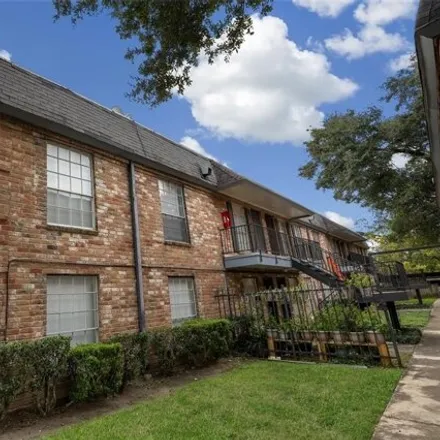 Buy this 2 bed condo on 213 West Rosamond Street in Houston, TX 77076