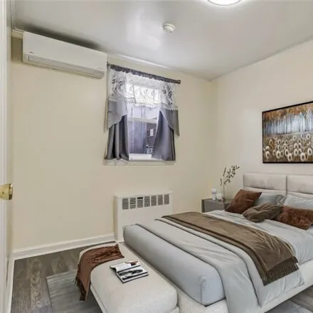 Image 6 - 919 East 93rd Street, New York, NY 11236, USA - House for sale