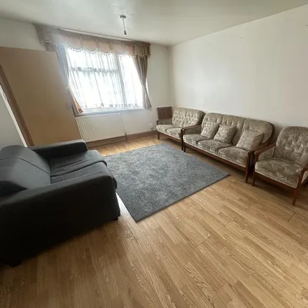 Rent this 5 bed duplex on The Common in London, UB2 5JQ