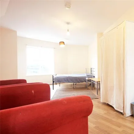 Image 2 - Saunders Close, London, IG1 4DF, United Kingdom - Apartment for rent