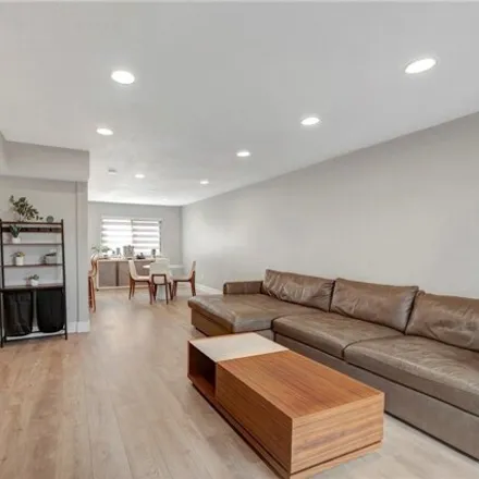 Image 2 - Alley ‎88982, Los Angeles, CA 91311, USA - Townhouse for sale