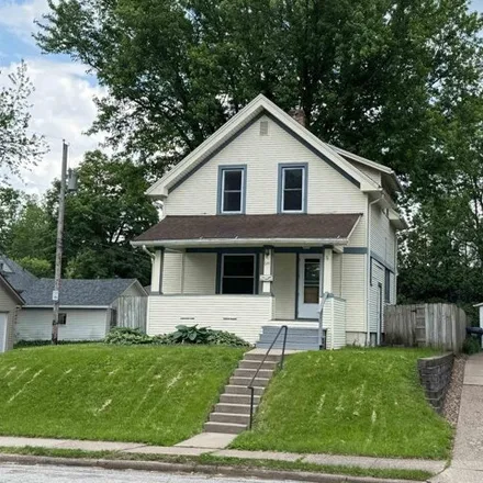 Buy this 3 bed house on 699 East Columbia Avenue in Davenport, IA 52803