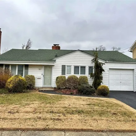 Rent this 4 bed house on 107 Hampton Way in Merrick, NY 11566
