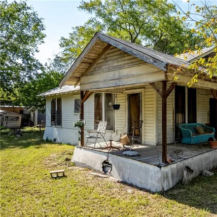 Image 5 - 1205 Saint Peter Street, Gonzales, TX 78629, USA - House for sale