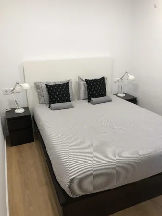 Rent this 2 bed apartment on Farmàcia Teresa Bea Cahué in Carrer de Violant d'Hongria Reina d'Arago, 53