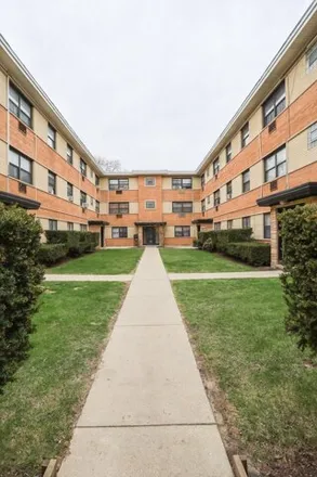 Rent this 1 bed apartment on 1652-1660 West Pratt Boulevard in Chicago, IL 60626