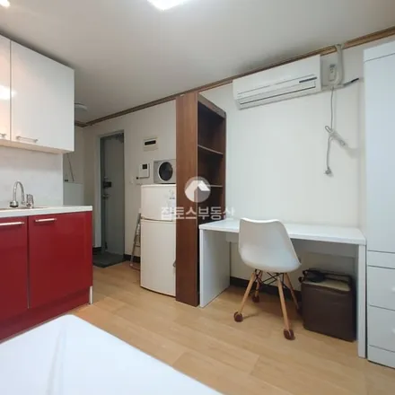 Rent this studio apartment on 서울특별시 동대문구 휘경동 286-229