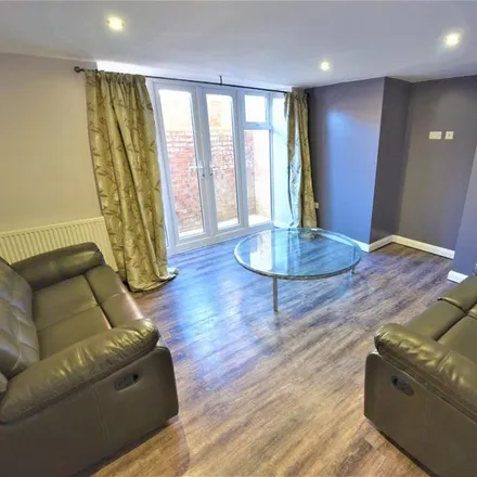 Rent this 2 bed apartment on Slip's Deli in 121a Cardigan Road, Leeds