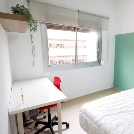 Rent this 4 bed room on La Vida Infantil in Carrer del Comandant Benítez, 11