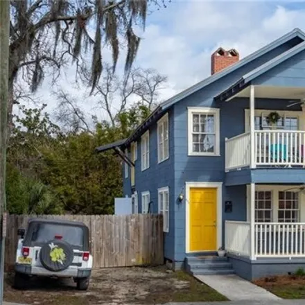 Rent this 3 bed house on 918 East 39th Street in Savannah, GA 31401