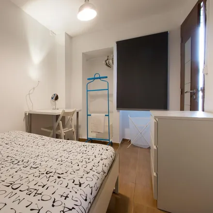 Rent this 4 bed room on Vasquinho in Largo das Taipas, 4050-597 Porto