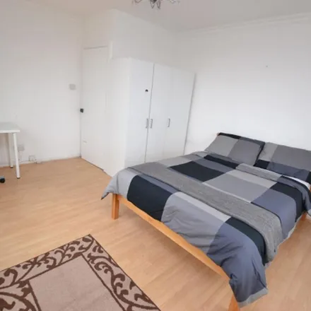 Rent this 3 bed apartment on Playford Road in London, N4 3NE