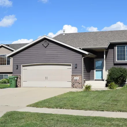 Buy this 3 bed house on I 29 in Sioux Falls, SD 57106