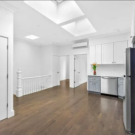 Image 8 - 253 45th Street, New York, NY 11220, USA - Townhouse for sale