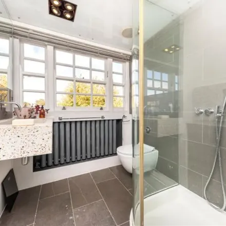 Rent this 3 bed townhouse on 22 Ripplevale Grove in London, N1 1HU