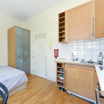 Image 4 - 26 Warbeck Road, London, W12 8NT, United Kingdom - Apartment for rent