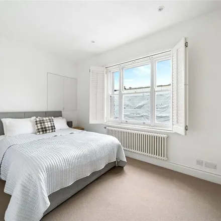 Rent this 3 bed apartment on 40 Addison Avenue in London, W11 4UH
