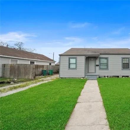 Rent this 3 bed house on 36 East Cleveland Street in Pelly, Baytown