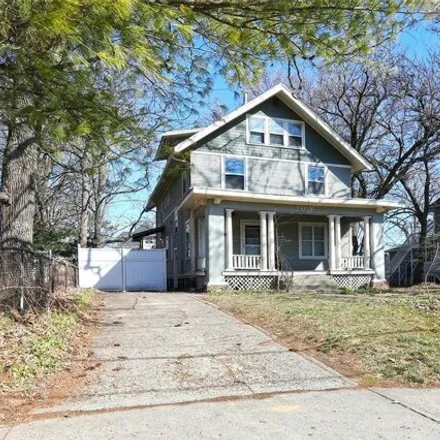 Buy this studio house on 2805 Cottage Grove Avenue in Des Moines, IA 50311