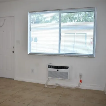 Image 3 - 932 Moffett St Apt 7, Hallandale Beach, Florida, 33009 - Apartment for rent