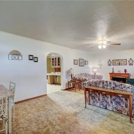 Image 4 - 9520 Northeast 10th Street, Midwest City, OK 73130, USA - House for sale