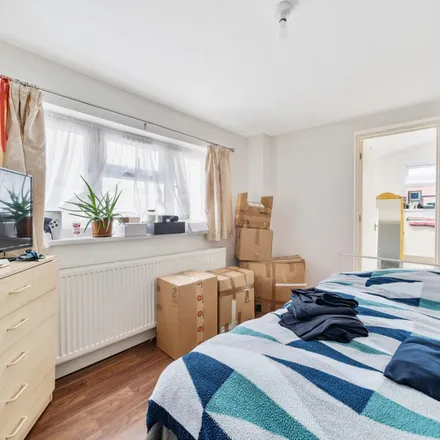 Rent this 4 bed apartment on Durham Rise in Glyndon, London