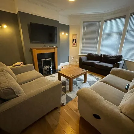 Rent this 6 bed apartment on 5 Clift House Road in Bristol, BS3 1RY