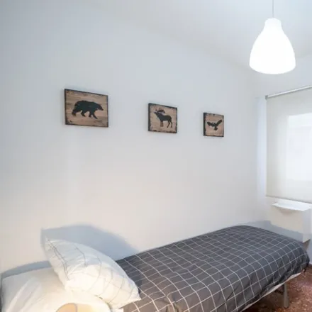 Rent this 5 bed room on Carrer del Ceramista Ros in 17, 46014 Valencia
