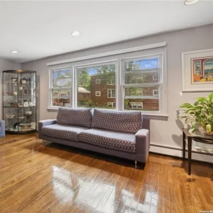 Image 2 - 65-26 170th Street, New York, NY 11365, USA - House for sale