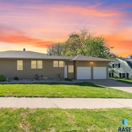 Buy this 5 bed house on 1173 South Western Avenue in Sioux Falls, SD 57105