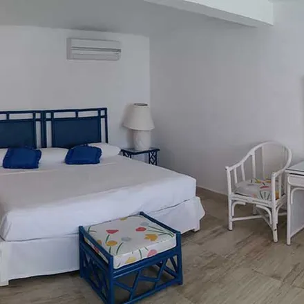 Rent this 9 bed apartment on Calle Vientos Galernos in Fraccionamiento Brisamar, 39300 Acapulco